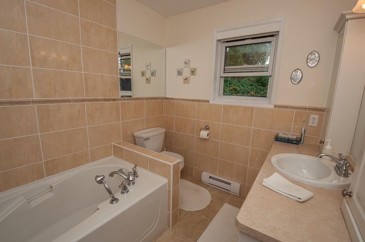 Laurel'S Cottage By Elevate Rooms Qualicum Beach Eksteriør billede